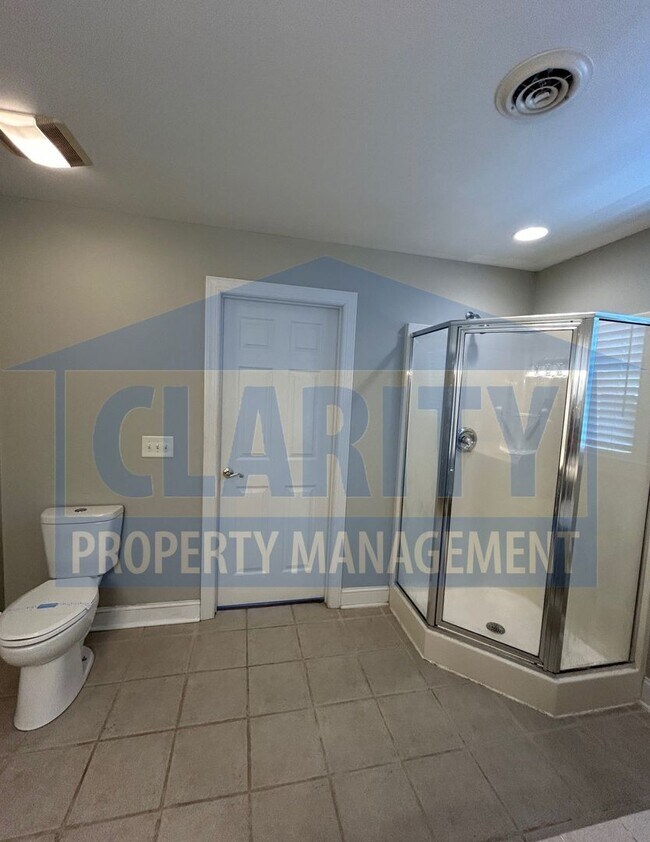 Building Photo - Beautiful three bedroom home in North Clev...