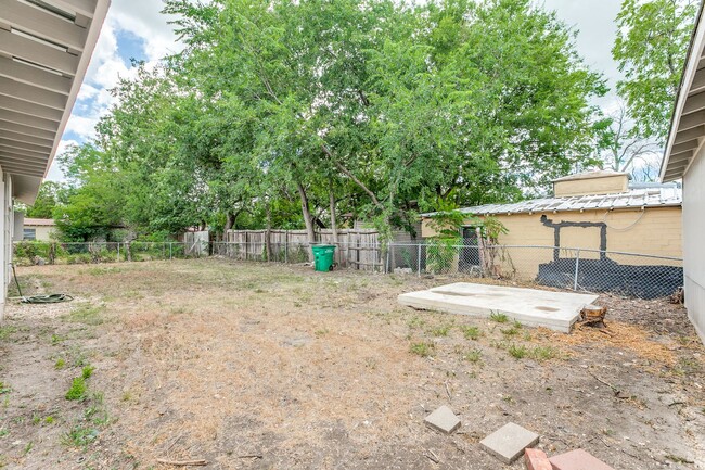 Building Photo - 3 Bedroom/2 Bath Los Angeles Heights Subdi...