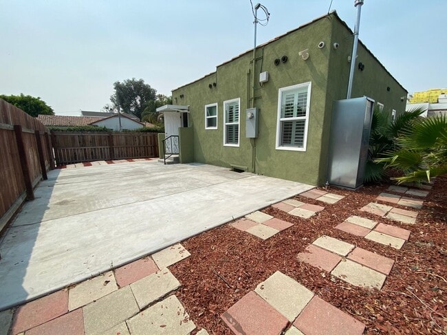 Building Photo - 702 N McCadden Pl