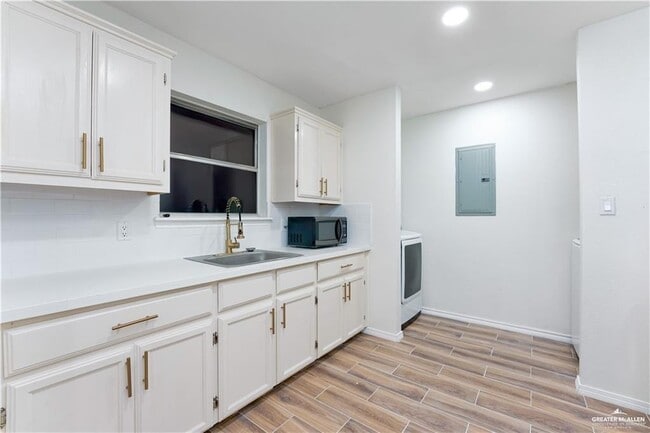 Building Photo - 14 1st St
