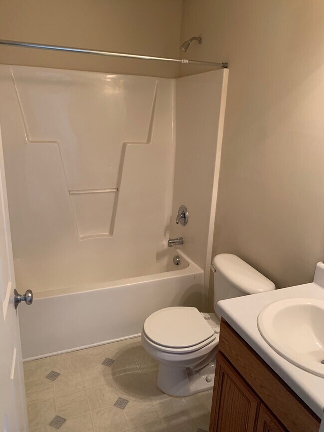 Building Photo - Great space in this 3 bedroom 2 and 1/2 bath end unit Townhome!