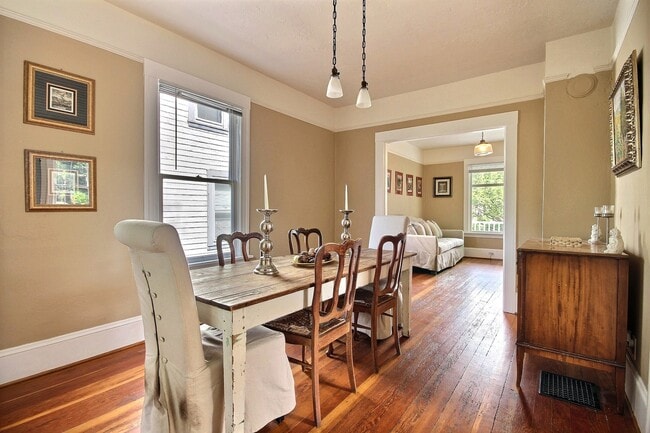 Building Photo - Charming Victorian home with private driveway