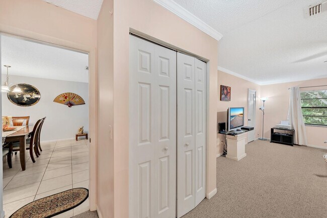 Building Photo - 9278 Vista Del Lago