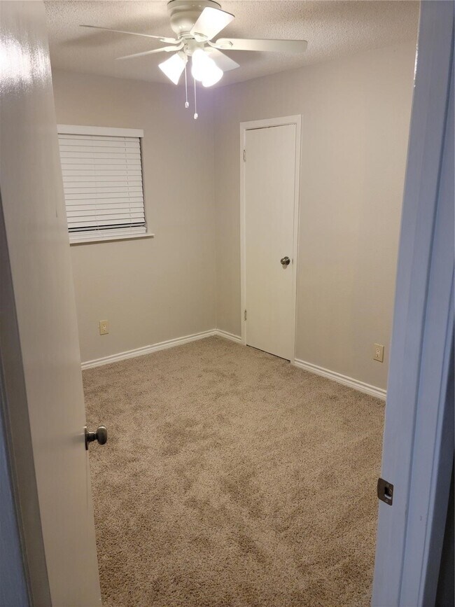 Building Photo - 343 Windsor Square