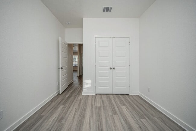 Building Photo - 1606 W 5th St