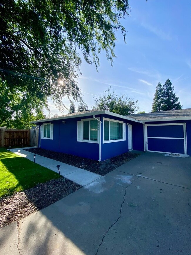 Building Photo - Beautifully Renovated 2BD/1BA Home with Ad...