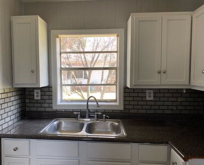 Building Photo - 2 Bedroom 1 bath Cottage with washer and d...