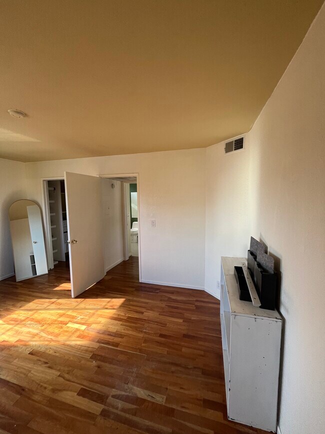 Building Photo - 15946 Vanowen St