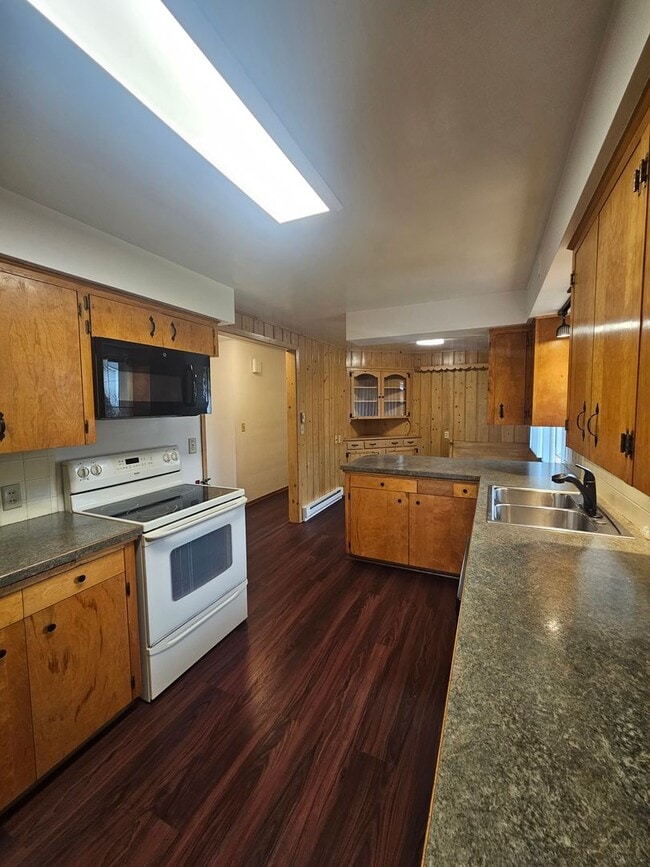 Building Photo - 1404 S Cherry St