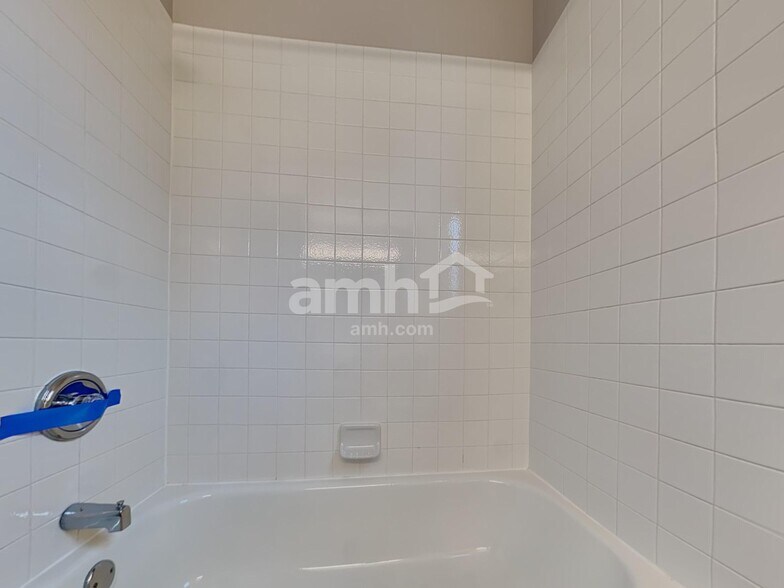 Building Photo - 230 School Dr