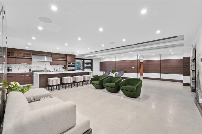 Building Photo - 280 NE 156th St