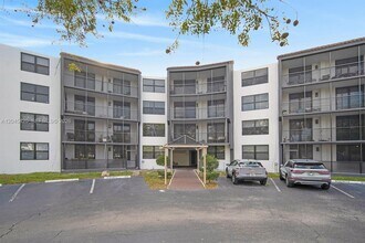 Building Photo - 3900 N Hills Dr