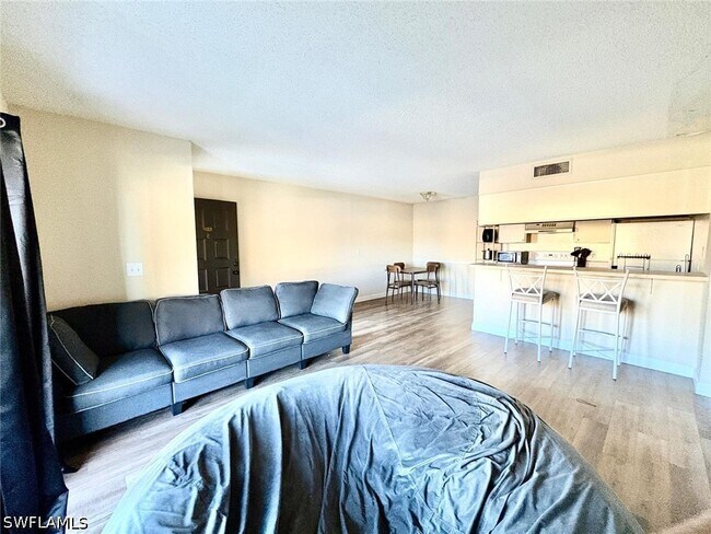 Building Photo - 5315 Summerlin Rd