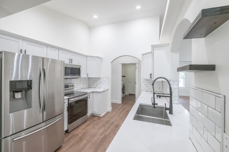 Building Photo - 918 NE Oakmont Loop