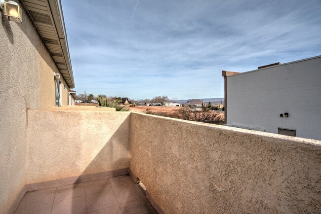 Building Photo - Five bedroom, three bath, 2,300 sq ft town...