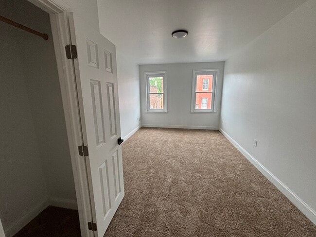 Building Photo - 4 bedrooms plus Den home