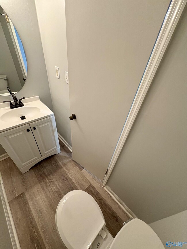 Building Photo - 317 Chateau Dr SW