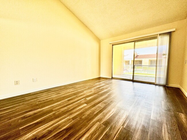 Building Photo - AVAILABLE NOW! Recently Renovated 2 Bed / ...