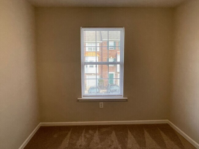 Building Photo - UPDATED TOWNHOUSE IN FREDERICKSBURG - CLOS...