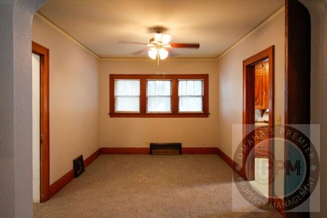 Building Photo - 3 Bed 1 Bath Located in Central Omaha