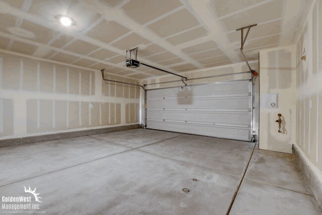 Building Photo - Impeccably Maintained 3Bdm 2Ba Townhome in...