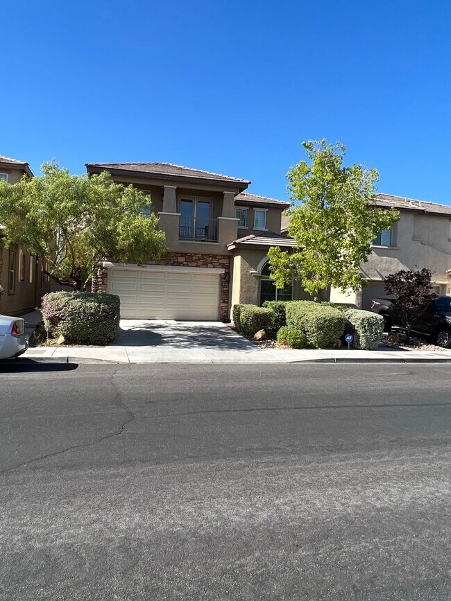 Building Photo - ABSOLUTELY AMAZING! Large 4 bedroom 2 stor...