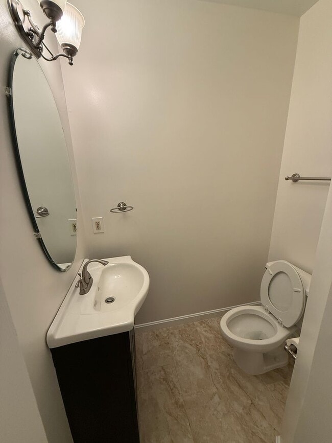Building Photo - Beautiful 3 bed/3.5 Bath in ideal location!
