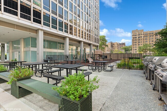 Building Photo - 330 W Diversey Pkwy