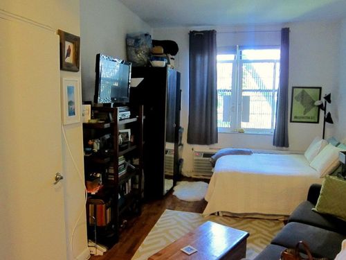 Building Photo - 220 E 10th St