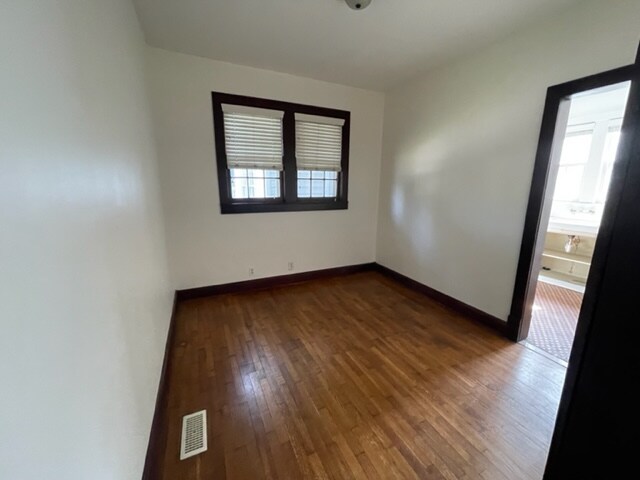 Building Photo - 1004 W 7th St