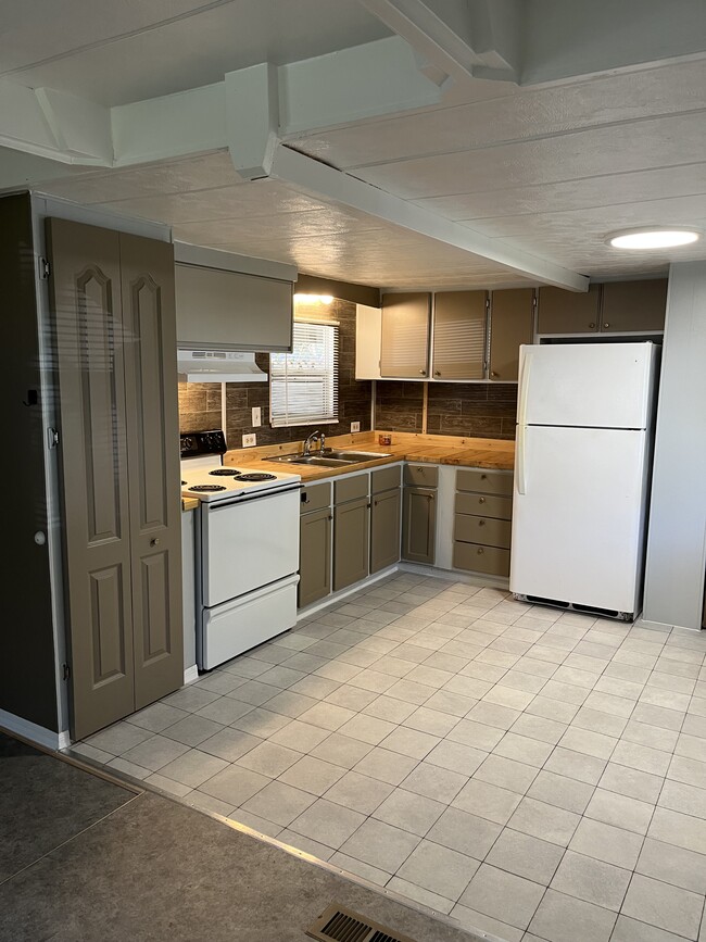 Building Photo - 9441 Teak St