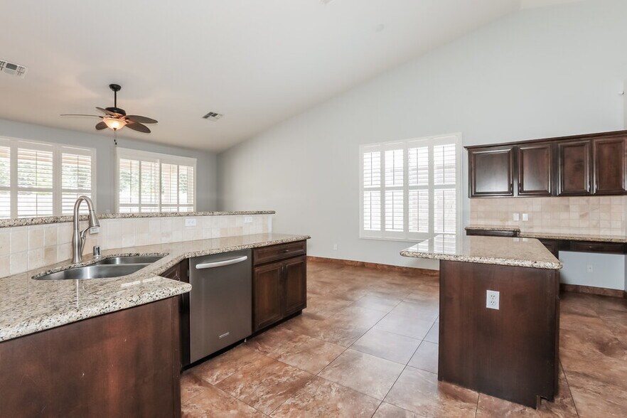 Building Photo - 20960 E Via Del Rancho Rd