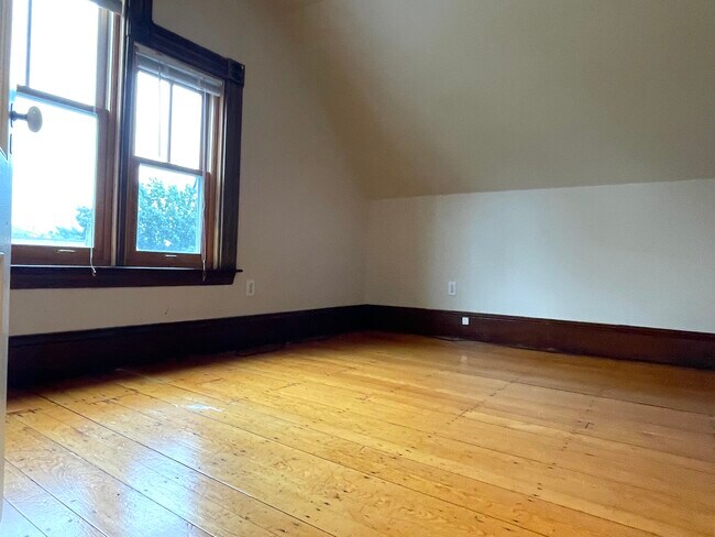 Building Photo - 20 Central St