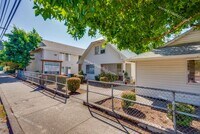 Building Photo - $500 OFF 2ND MONTH RENT** Spacious Pet-Friendly Top-Floor Unit w/ Parking Included!