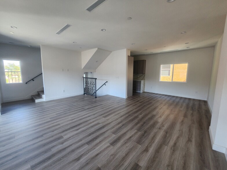Building Photo - 10146 Fernglen Ave