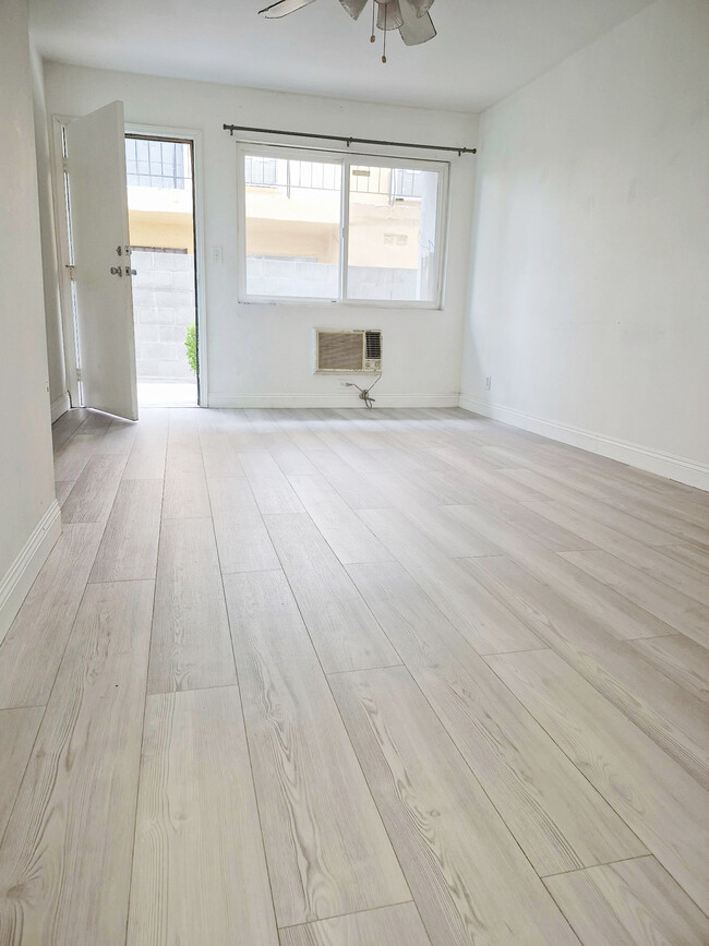 Building Photo - 857 N Vineyard Ave