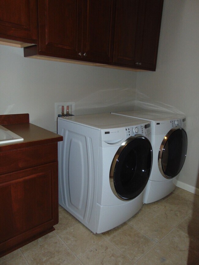 Building Photo - 4+ Bedroom/2.5 Bath Luxury Kirkland Home.  Spacious Home, Rose Hill Area!  A Must See!