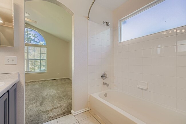 Building Photo - Bright & Spacious 3-Bedroom Home in Fox Run