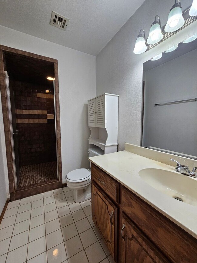 Building Photo - (3) Bed/(2) Bath in West Norman Available NOW! Sm Dog Negotiable.