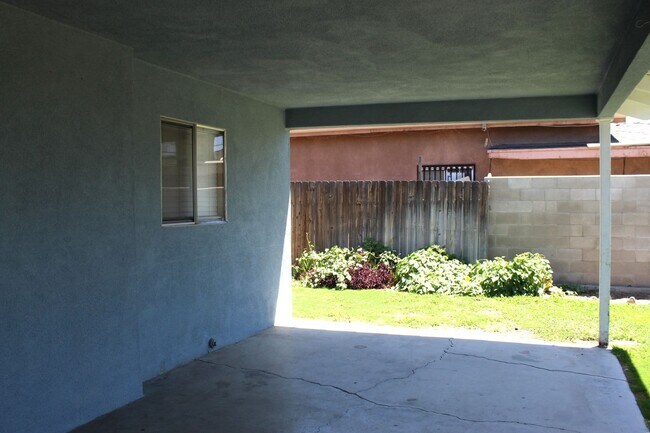 Building Photo - Cute Home in Bakersfield