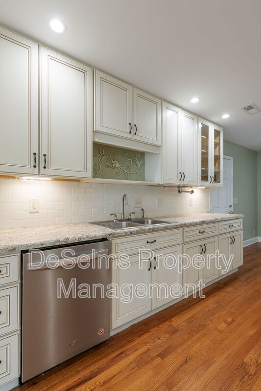 Building Photo - 5120 English Village Dr