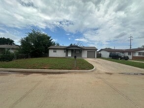 Building Photo - 3 bed, 1 bath, 1 car garage