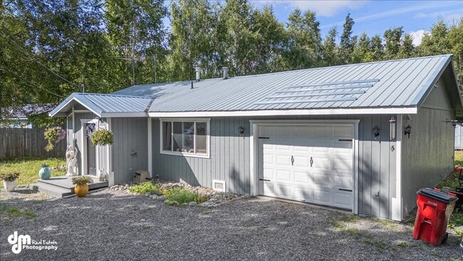 Building Photo - Cozy 3 bedroom 2 bath home w/ fully fenced...