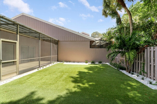 Building Photo - 6680 Thornhill Ct