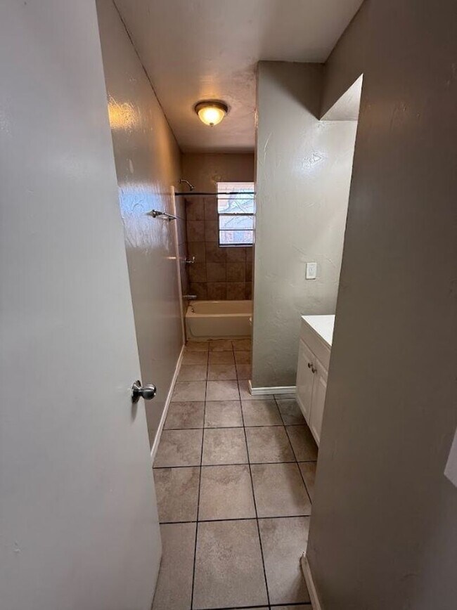 Building Photo - Beautiful, spacious home in Del City!