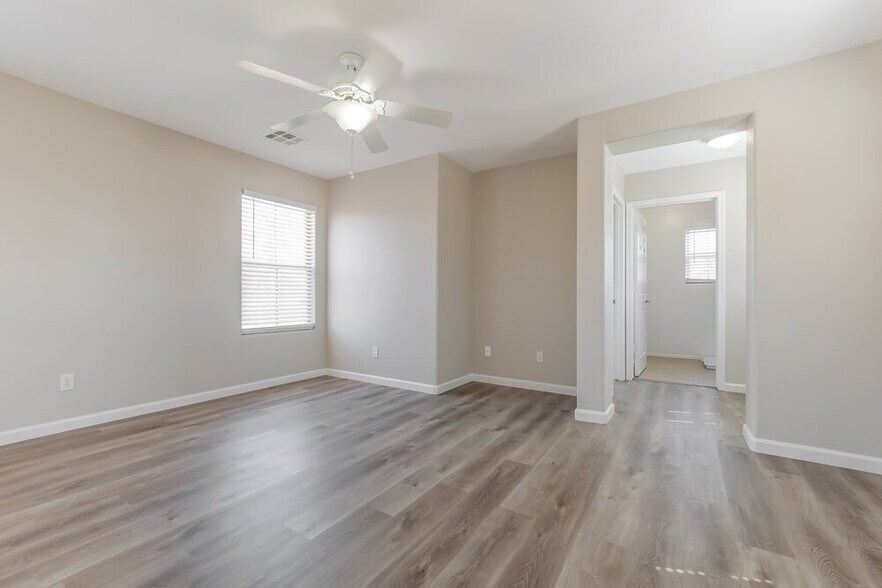 Building Photo - 2026 S Swan Dr