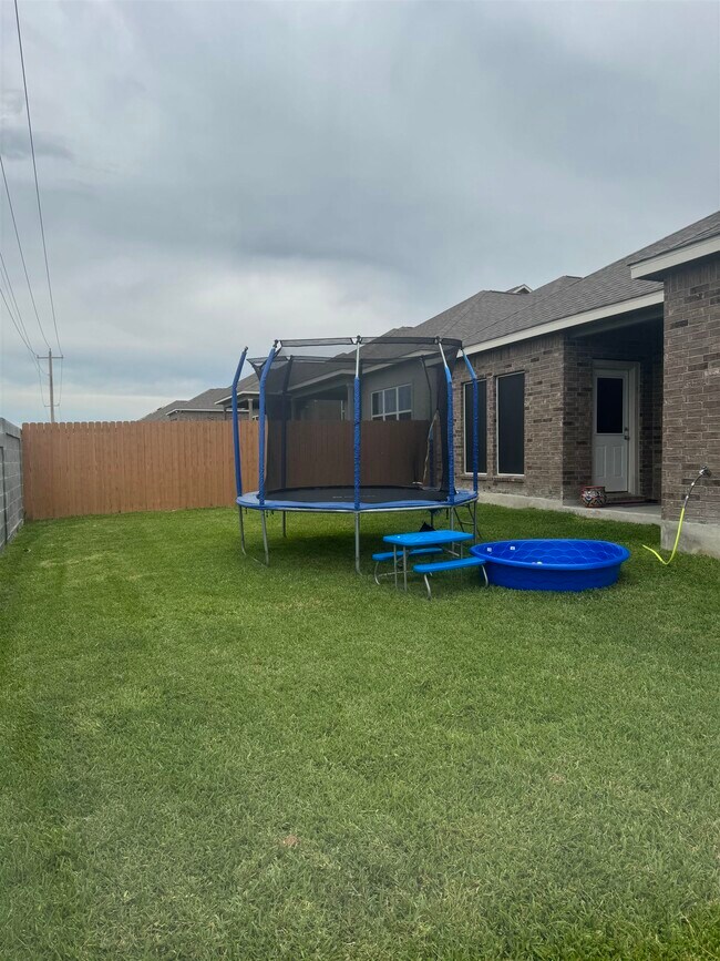 Building Photo - 813 Pausa Dr
