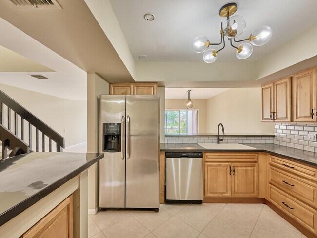 Building Photo - 6040 Glendale Dr