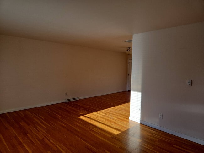 Building Photo - 119 E Circle Dr