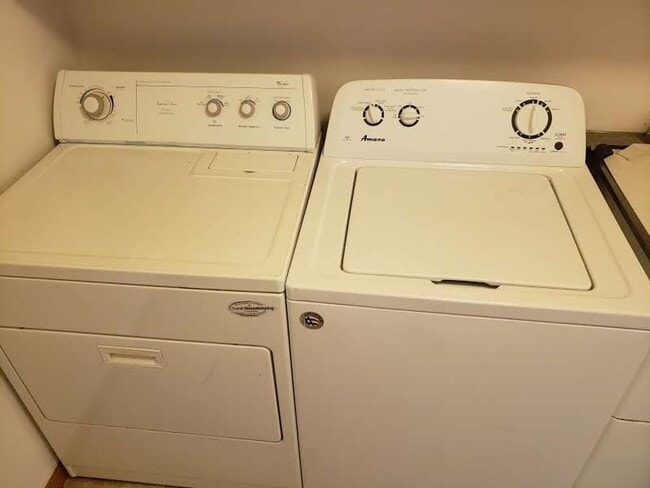 Building Photo - Spacious 3 bedroom, 2 1/2 bath Duplex